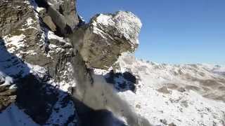 Éboulement impressionnant dun bloc de falaise en Suisse [upl. by Nhtanhoj157]